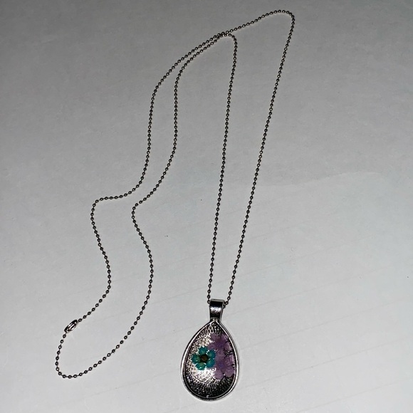 Real flowers resin necklace with delicate 26 inch silver chain in gift b… - Picture 6 of 7